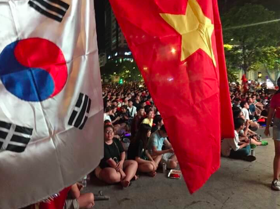 Phố đi bộ Nguyễn Huệ "nêm chặt" người, hàng ngàn CĐV chung niềm tin Việt Nam chiến thắng! - 2 Phố đi bộ Nguyễn Huệ "nêm chặt" người, hàng ngàn CĐV chung niềm tin Việt Nam chiến thắng! - 2