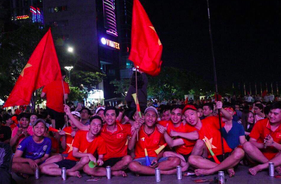 Phố đi bộ Nguyễn Huệ "nêm chặt" người, hàng ngàn CĐV chung niềm tin Việt Nam chiến thắng! - 3 Phố đi bộ Nguyễn Huệ "nêm chặt" người, hàng ngàn CĐV chung niềm tin Việt Nam chiến thắng! - 3