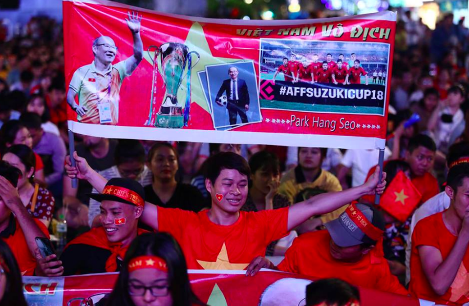Phố đi bộ Nguyễn Huệ "nêm chặt" người, hàng ngàn CĐV chung niềm tin Việt Nam chiến thắng! - 5 Phố đi bộ Nguyễn Huệ "nêm chặt" người, hàng ngàn CĐV chung niềm tin Việt Nam chiến thắng! - 5