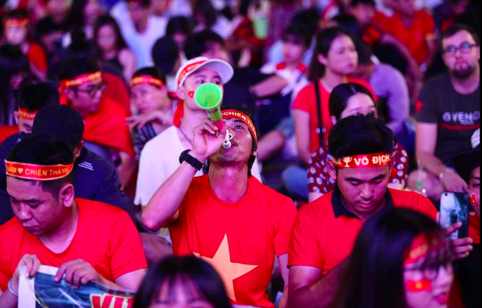 Phố đi bộ Nguyễn Huệ "nêm chặt" người, hàng ngàn CĐV chung niềm tin Việt Nam chiến thắng! - 6
Phố đi bộ Nguyễn Huệ nêm chặt người, hàng ngàn CĐV chung niềm tin Việt Nam chiến thắng!