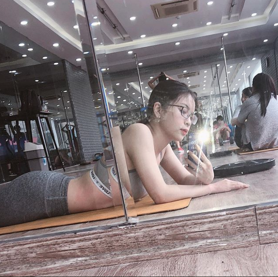 Siêu vòng 3 của bạn gái Quang Hải, “Lâm Tây” và phát ngôn gây “bão” về “size mông” - 14 Có thể thấy Nhật Lê tập gym đều đặn.