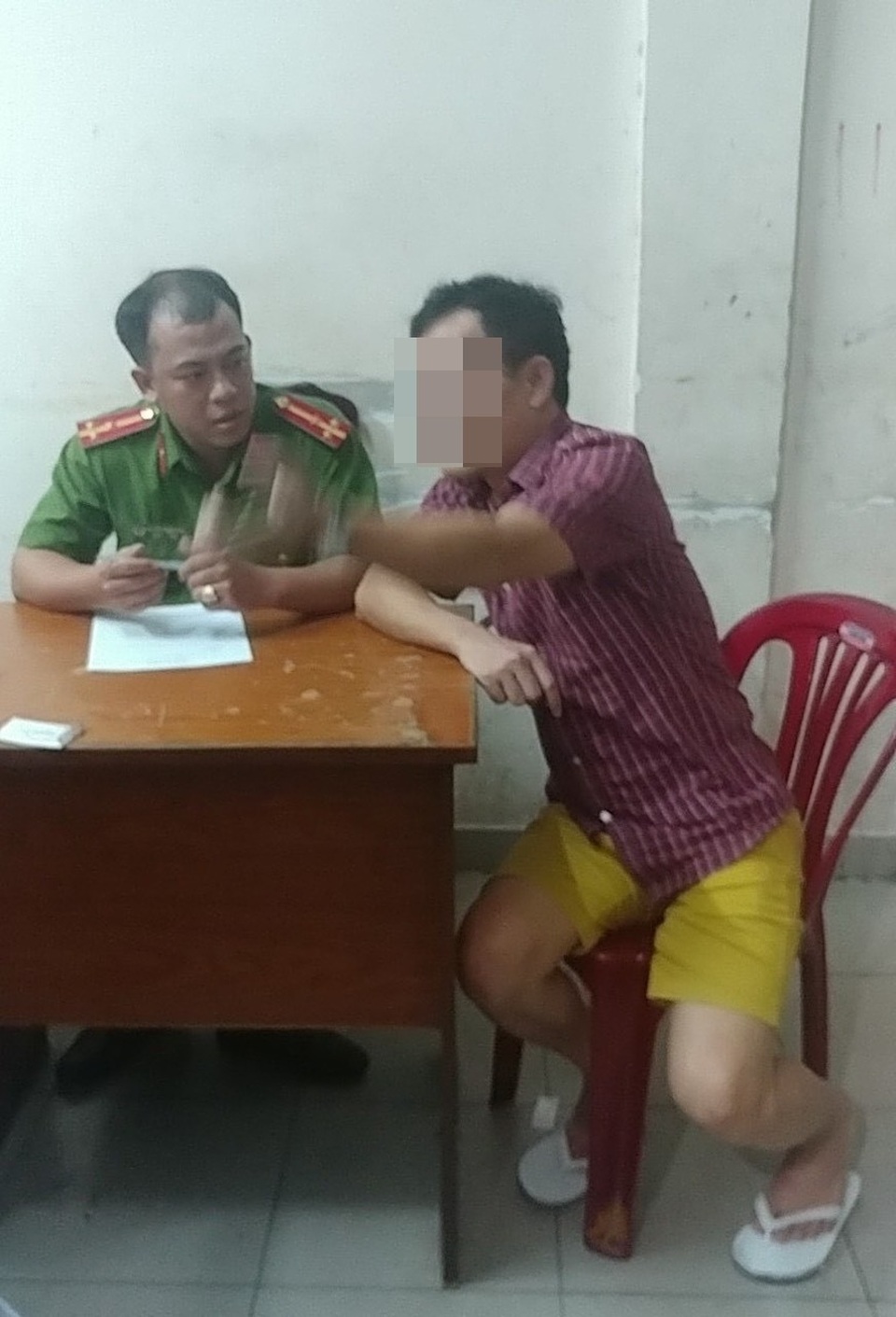 Tạm giữ người đàn ông chửi bới, đe dọa lực lượng dẹp vỉa hè - 1 Người đàn ông tại trụ sở công an
