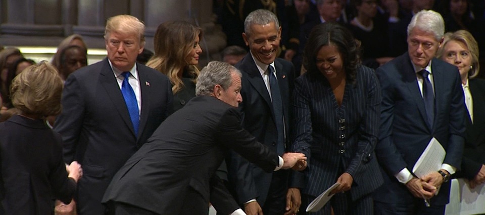 Khoảnh khắc gây chú ý của cựu Tổng thống Bush “con” trong tang lễ cha - 1 Bà Obama cười tươi khi ông Bush trao một vật, được cho là viên kẹo (Ảnh: Circa)
