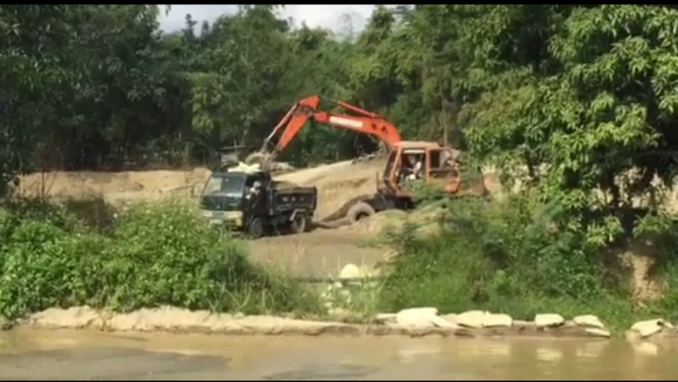 Ngang nhiên chiếm hàng trăm m2 đất để lập bãi cát trái phép tại Hà Tĩnh - 2 Cát từ bãi tập kết được vận chuyển đi khắp nơi