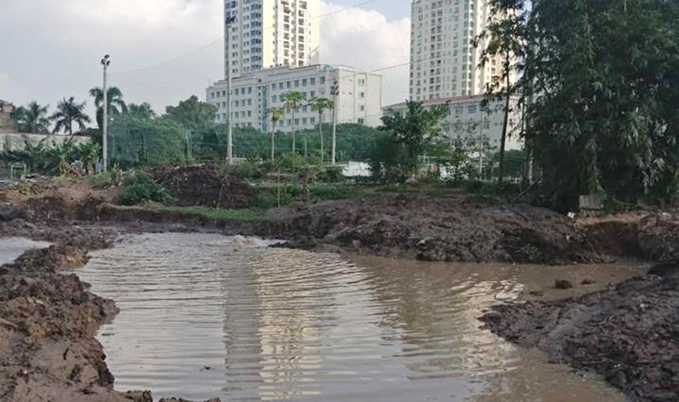 Vỡ đường ống cung cấp nước sạch cho sân vận động Mỹ Đình - 1 Tuyến ống bị vỡ khiến nước sạch phun ra xối xả.