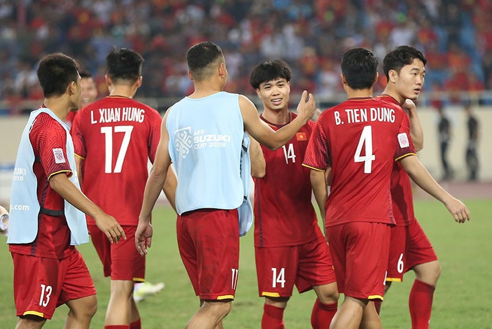 Chiếu chậm khoảnh khắc thăng hoa của Công Phượng khiến thầy Park vỡ oà - 2
Đồng đội chia vui với Công Phượng