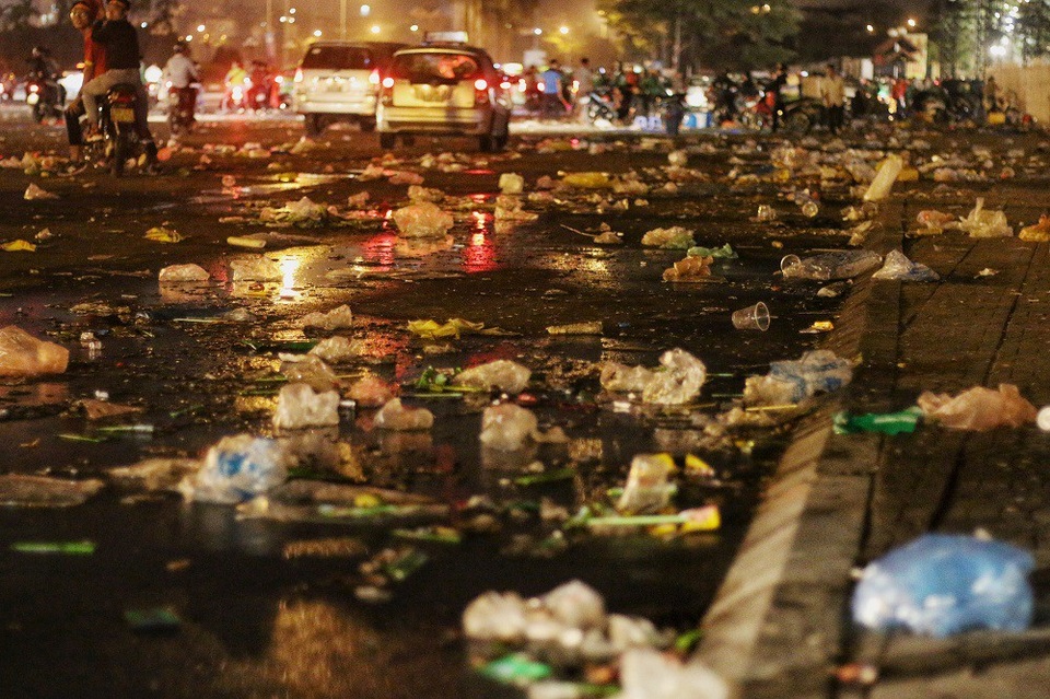 Choáng ngợp với cảnh ngập rác trên sân Mỹ Đình sau chiến thắng nghẹt thở - 1
Một góc ngập ngụa rác thải đủ loại trước cổng sân vận động Mỹ Đình sau trận bán kết