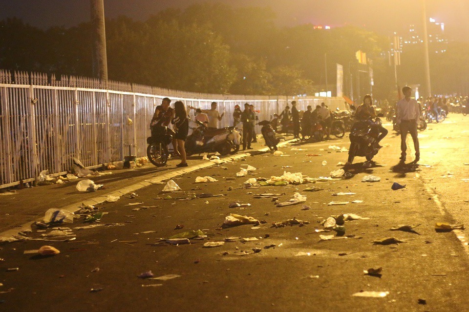 Choáng ngợp với cảnh ngập rác trên sân Mỹ Đình sau chiến thắng nghẹt thở - 10
Sau mỗi trận đấu quan trọng của đội tuyển Việt Nam, người dân thường sẽ xuống đường “đi bão” để ăn mừng chiến thắng, hòa mình trong niềm tự hào dân tộc. Nhưng “yêu nước” không chỉ là việc khoác trên mình lá cờ Tổ quốc rong ruổi khắp các phố phường rồi hô to khẩu hiệu “Việt Nam vô địch !”. Yêu nước còn là ý thức bảo vệ môi trường, tôn trọng luật pháp và hành xử văn minh.