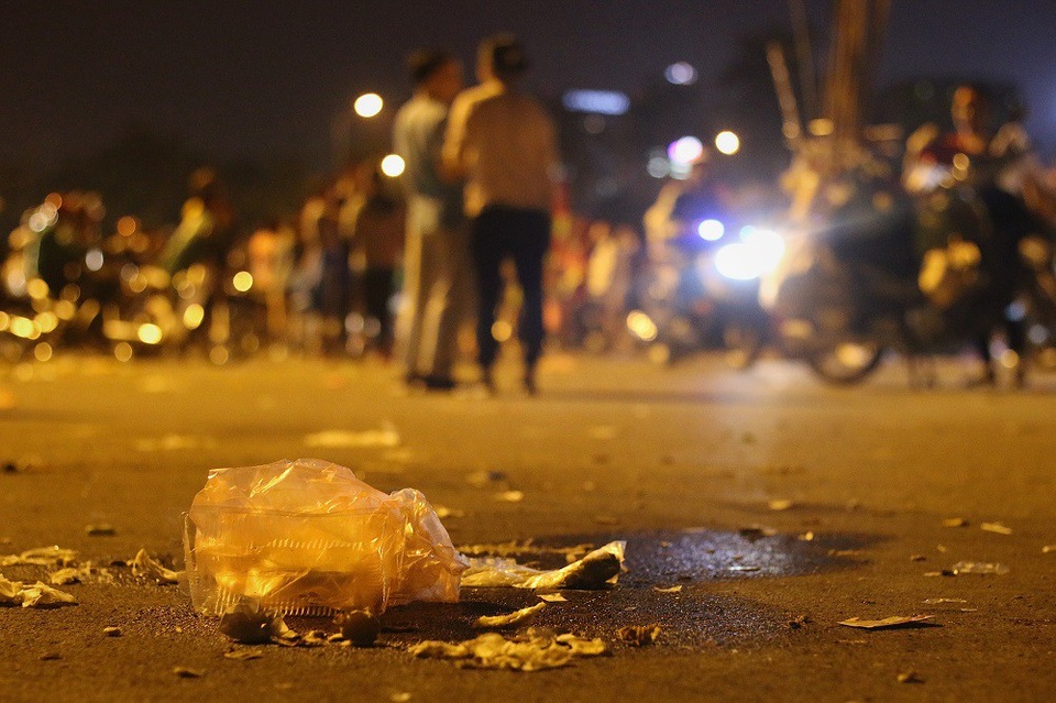 Choáng ngợp với cảnh ngập rác trên sân Mỹ Đình sau chiến thắng nghẹt thở - 2
Đa số rác thải là các loại vỏ chai lọ, hộp nhựa đựng đồ ăn nhanh và hàng nghìn chiếc túi nilong nằm la liệt trên mặt sân.