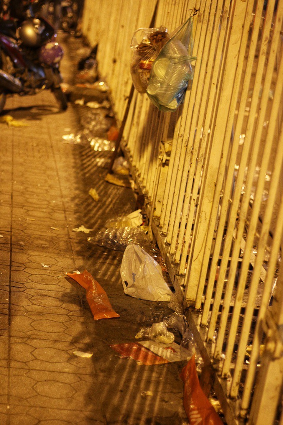 Choáng ngợp với cảnh ngập rác trên sân Mỹ Đình sau chiến thắng nghẹt thở - 3 Rác mắc đầy trong khe dãy hàng rào chắn trước cổng sân vận động