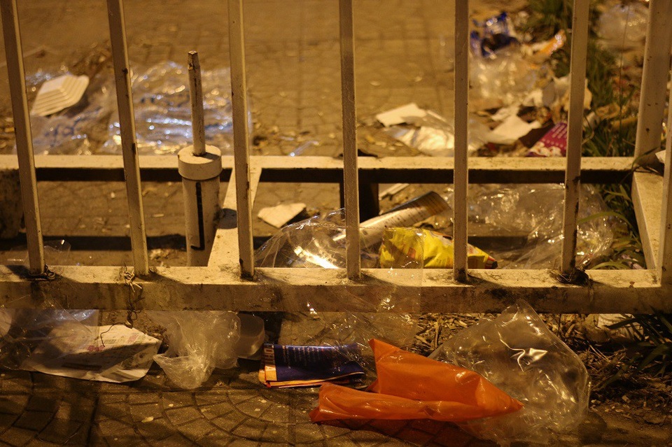 Choáng ngợp với cảnh ngập rác trên sân Mỹ Đình sau chiến thắng nghẹt thở - 4 Choáng ngợp với cảnh ngập rác trên sân Mỹ Đình sau chiến thắng nghẹt thở - 4