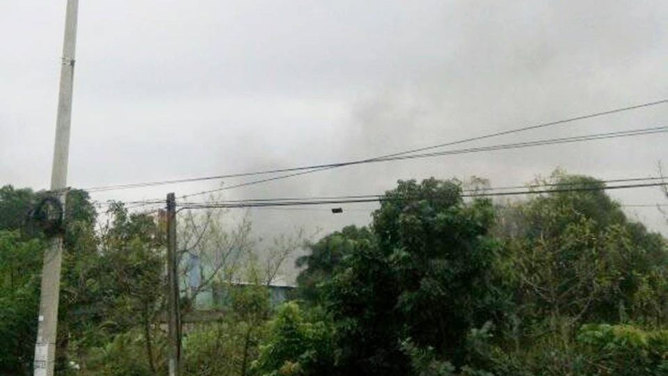 
Người dân sinh sống gần nhà máy nghe thấy nhiều tiếng nổ cùng khói đên bốc lên (ảnh N.Đ)
