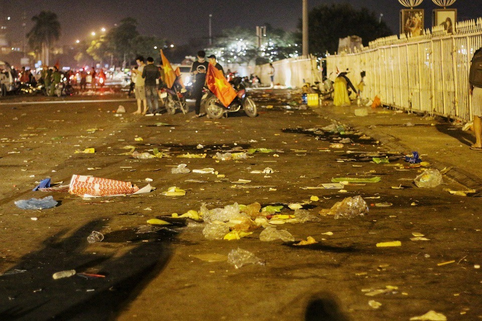 Choáng ngợp với cảnh ngập rác trên sân Mỹ Đình sau chiến thắng nghẹt thở - 5
Cơn bão cổ động đi qua để lại “bãi rác” ngập ngụa, bốc mùi, không chỉ gây mất cảnh quan đô thị, ô nhiễm môi trường mà còn để lại cái nhìn không tốt về hành vi thiếu ý thức của một bộ phận người hâm mộ.