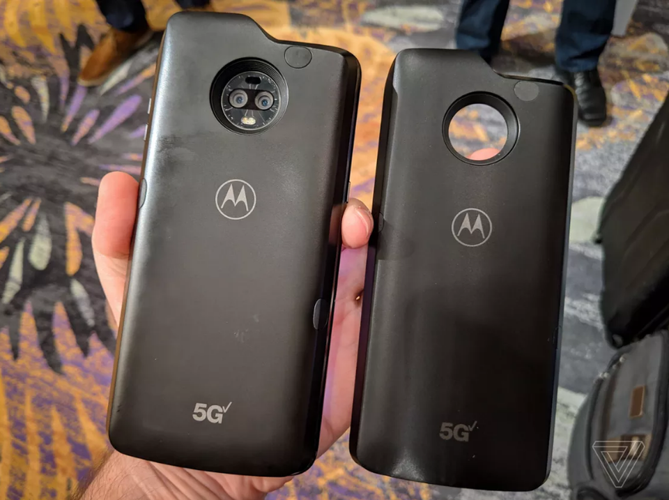 Công nghệ 5G sẽ khiến smartphone đắt hơn từ 5-7 triệu đồng? - 2 Nguyên mẫu smartphone tích hợp 5G của Motorola.