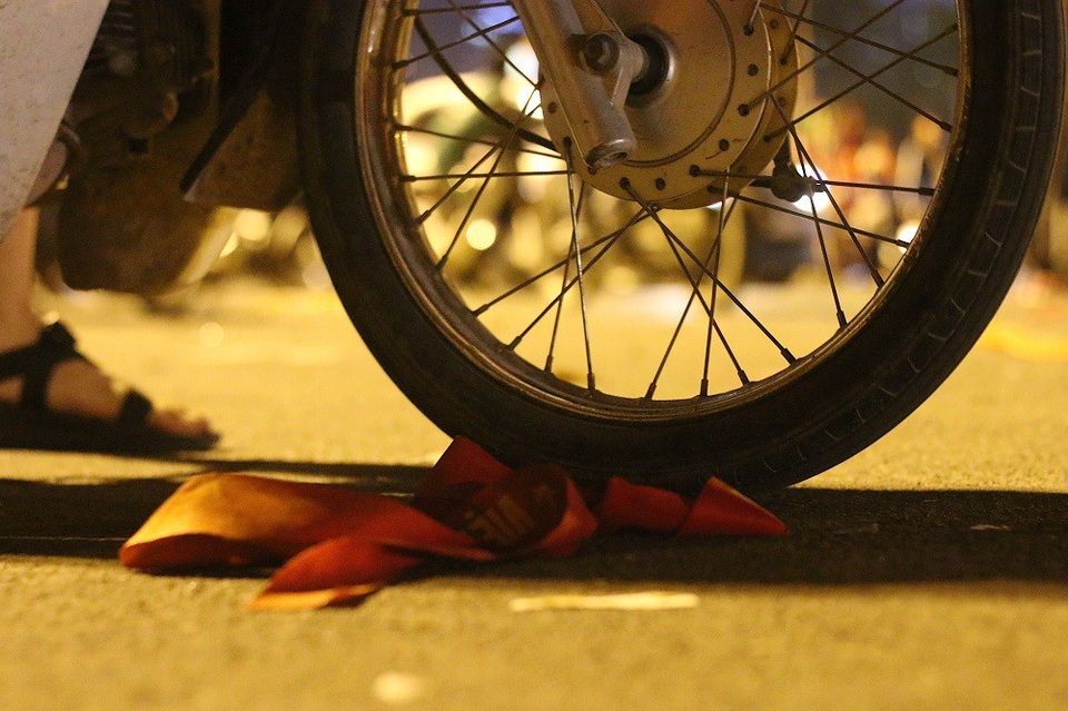 Choáng ngợp với cảnh ngập rác trên sân Mỹ Đình sau chiến thắng nghẹt thở - 6
Chiếc băng rôn vừa vài phút trước được buộc lên đầu với niềm tự hào dân tộc, sau khi bão tan đã nằm gọn dưới bánh xe của một người khác. Lực lượng chức năng ngay trong đêm đã đi vòng quanh khu vực cổng sân vận động để tìm nhặt, thu gom những băng rôn, miếng dán hình cờ tổ quốc không để nằm la liệt dưới đất.