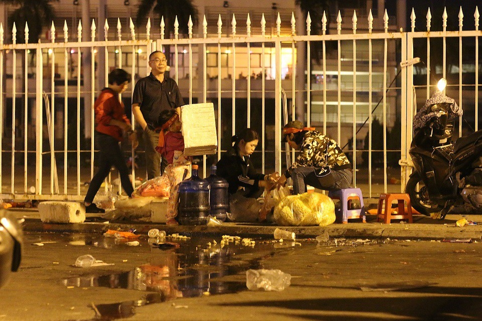 Choáng ngợp với cảnh ngập rác trên sân Mỹ Đình sau chiến thắng nghẹt thở - 7 Những người bán hàng ở đây cả ngày ngồi xung quanh rác, lượng rác tăng lên càng lúc càng nhiều vào cuối ngày.