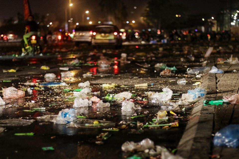 Choáng ngợp với cảnh ngập rác trên sân Mỹ Đình sau chiến thắng nghẹt thở - 8 Tất cả cổ động viên đã về gần hết chỉ còn lại những đống rác vẫn ngổn ngang giữa đường.