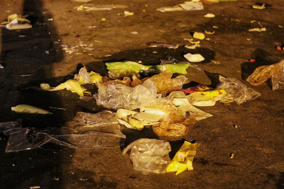 Choáng ngợp với cảnh ngập rác trên sân Mỹ Đình sau chiến thắng nghẹt thở - 9 Công nhân vệ sinh môi trường sẽ phải làm việc cả đêm để dọn dẹp bãi rác khổng lồ, đảm bảo sáng mai đường phố vẫn sạch đẹp.