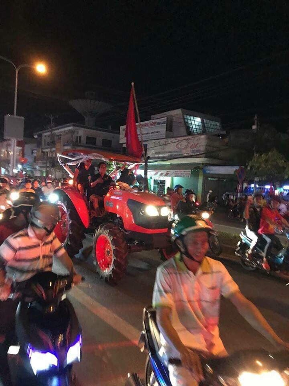 Dân mạng “bùng nổ” sau chiến thắng giúp đội tuyển Việt Nam vào chung kết AFF Cup 2018 - 2 Mọi phương tiện đều có thể tận dụng để đi “bão”, từ máy kéo...