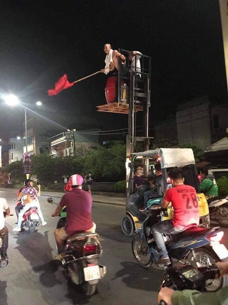 Dân mạng “bùng nổ” sau chiến thắng giúp đội tuyển Việt Nam vào chung kết AFF Cup 2018 - 3 ... đến xe nâng