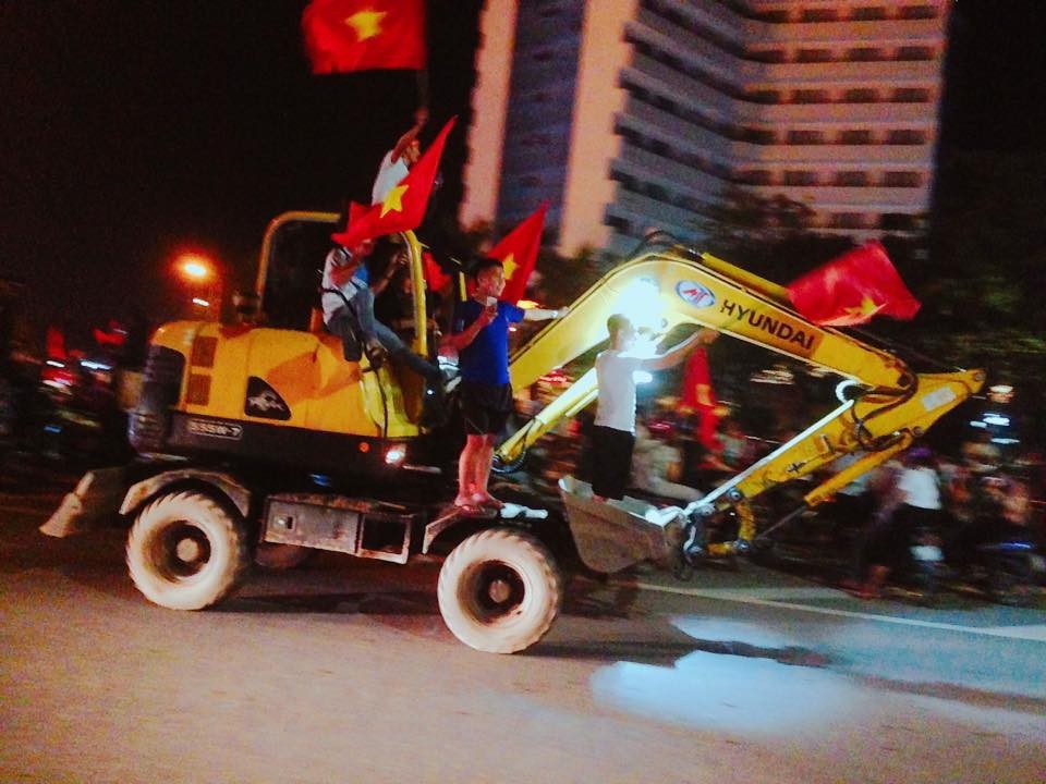 Dân mạng “bùng nổ” sau chiến thắng giúp đội tuyển Việt Nam vào chung kết AFF Cup 2018 - 4 Hay máy xúc cũng được tận dụng