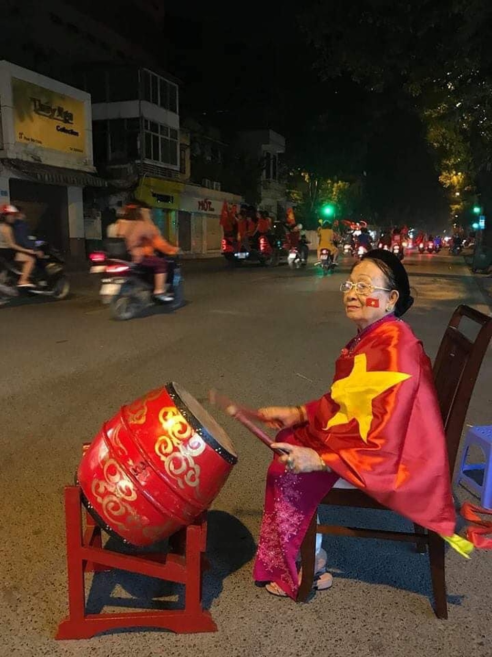 Dân mạng “bùng nổ” sau chiến thắng giúp đội tuyển Việt Nam vào chung kết AFF Cup 2018 - 8 Niềm vui chiến thắng không phân biệt tuổi tác...