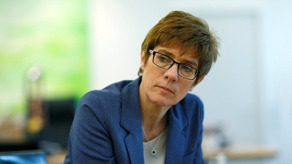 "Cân tài" những gương mặt sáng giá có thể kế nhiệm Thủ tướng Đức Merkel - 2 Bà Kramp-Karrenbauer (Ảnh: Die Zeit)