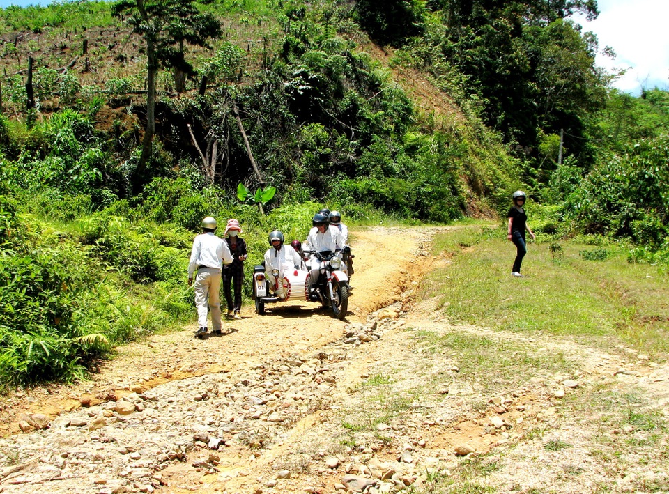Quảng Nam chi hơn 121 tỉ đồng hỗ trợ phát triển du lịch miền núi - 1 Đường mòn Hồ Chí Minh đoạn qua địa phận huyện Tây Giang được du khách khám phá bằng xe “ba càng”