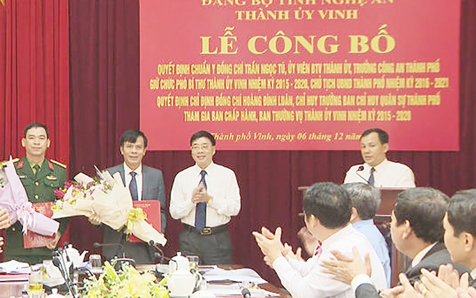 Nghệ An bầu tân Chủ tịch UBND TP Vinh - 1 Ông Nguyễn Văn Thông - Phó Bí thư Tỉnh ủy Nghệ An trao Quyết định và tặng hoa chúc mừng ông Trần Ngọc Tú tân Chủ tịch UBND TP Vinh.