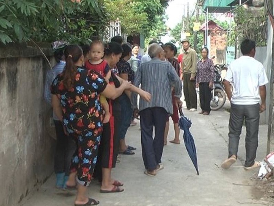 Mâu thuẫn với mẹ, con gái mua xăng về tự thiêu cùng mẹ - 1 Người dân bàng hoàng khi sự việc xảy ra