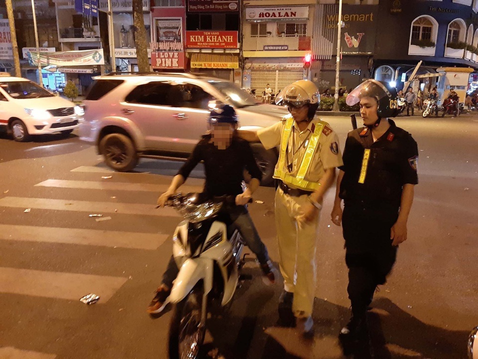 Xử phạt 78 người cổ vũ bóng đá “quá lố” - 4