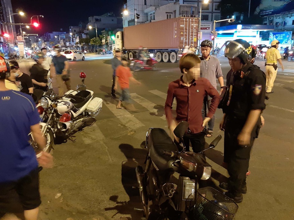 Xử phạt 78 người cổ vũ bóng đá “quá lố” - 6