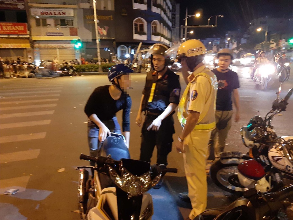 Xử phạt 78 người cổ vũ bóng đá “quá lố” - 7