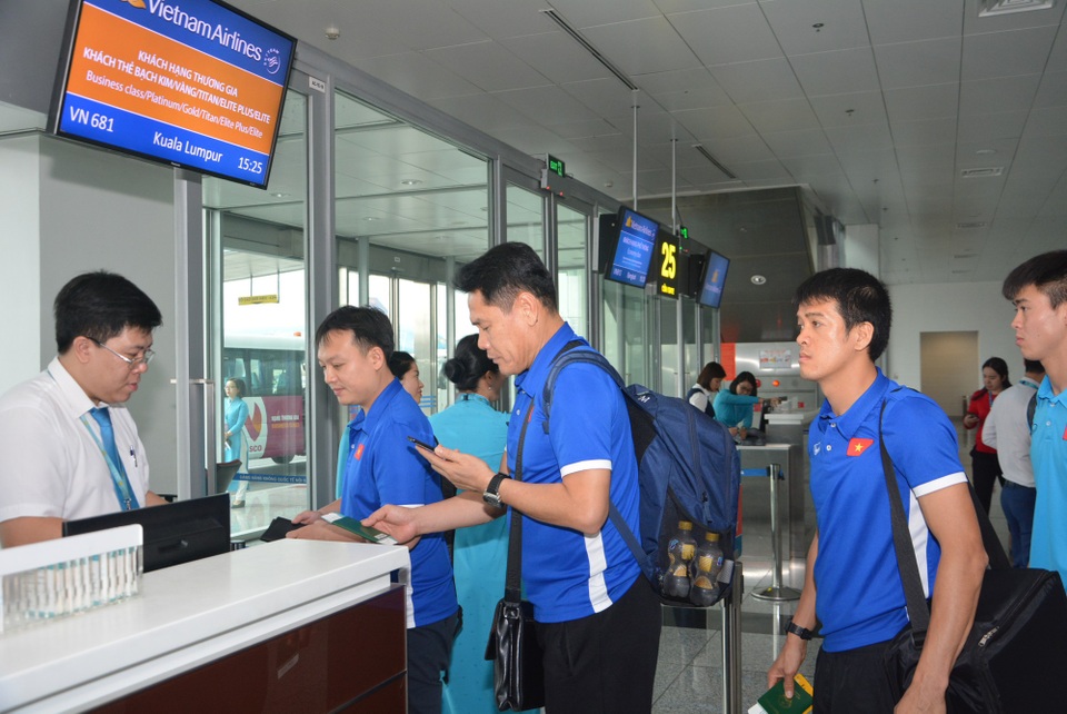 Đội tuyển Việt Nam lên đường sang Malaysia đá trận chung kết lượt đi - 5