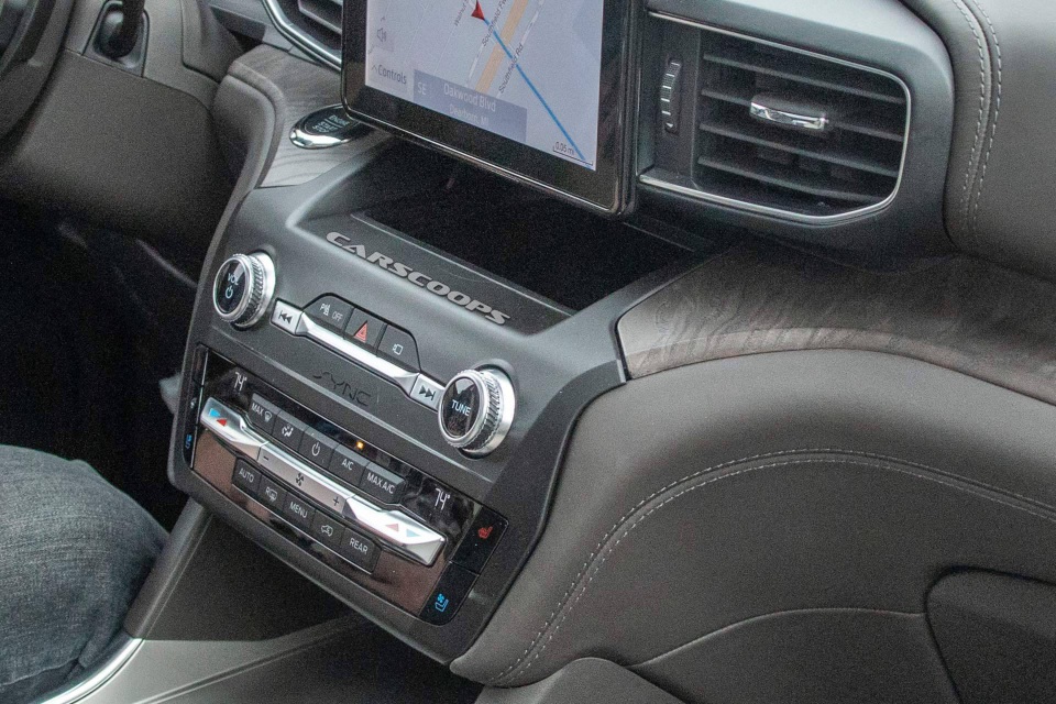 Hé lộ hình ảnh nội thất Ford Explorer thế hệ mới - 4 Hé lộ hình ảnh nội thất Ford Explorer thế hệ mới - 4