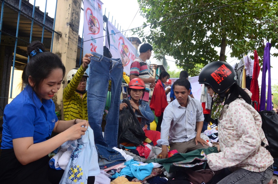 Ngày 7/12, Light Charity tổ chức bán quần áo cũ tạo quỹ giúp đỡ bệnh nhi máu trắng tại Quảng Ngãi. Chị Trần Thị Tuyết Mai - Giảng viên ĐH Phạm Văn Đồng - Thành viên Light Charity Quảng Ngãi, cho biết, quần áo cũ thay vì bỏ đi vẫn có thể mang lại giá trị chia sẻ nếu được trao đến người đang cần. Không dừng lại ở đó, quần áo cũ còn có thể tạo nên nguồn quỹ giúp hỗ trợ cho các bệnh nhi máu trắng. Nguồn quần áo cũ được vận động quyên góp trên phạm vi cả nước, riêng tại Quảng Ngãi đã nhận được sự ủng hộ từ cán bộ, giảng viên, sinh viên ĐH Phạm Văn Đồng và một số cá nhân, tổ chức hảo tâm khác.