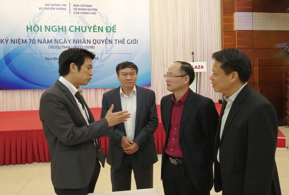 
Ông Đoàn Công Huynh, Cục trưởng Cục Thông tin đối ngoại, Bộ Thông tin và Truyền thông trao đổi với các đại biểu tại Hội nghị chuyên đề kỷ niệm 70 Ngày Nhân quyền thế giới. (Ảnh: An Bình)
