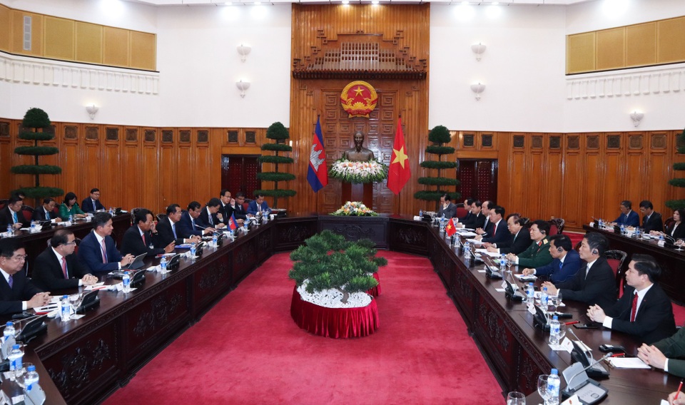 Quan hệ Việt Nam - Campuchia: Tài sản chung quý giá của hai dân tộc - 1 Thủ tướng Nguyễn Xuân Phúc và Thủ tướng Campuchia hội đàm
