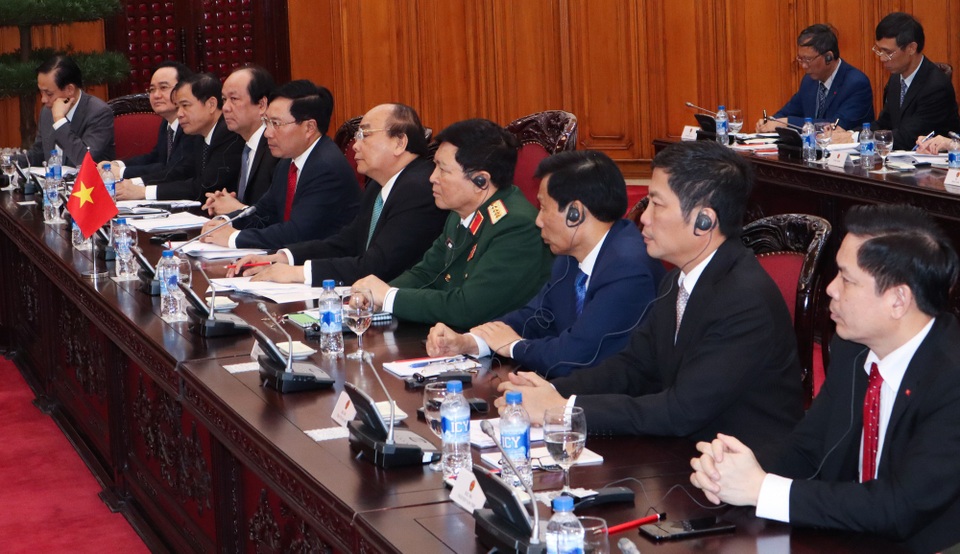 Quan hệ Việt Nam - Campuchia: Tài sản chung quý giá của hai dân tộc - 2 Thủ tướng Nguyễn Xuân Phúc và đoàn Việt Nam tại cuộc hội đàm
