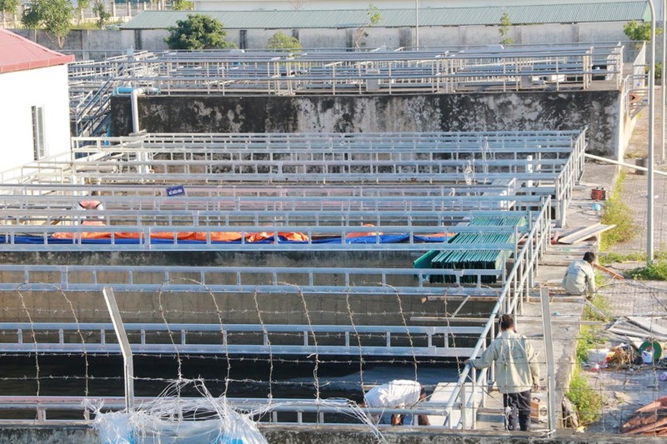 Ninh Bình: Bao giờ dân hết “kêu cứu” vì bị nhà máy xử lý nước thải trong KCN hành đến “ngộp thở”? - 3 Công ty phát triển hạ tầng các KCN Ninh Bình đang cho người lắp đặt hệ thống nắp bể chứa nước thải.