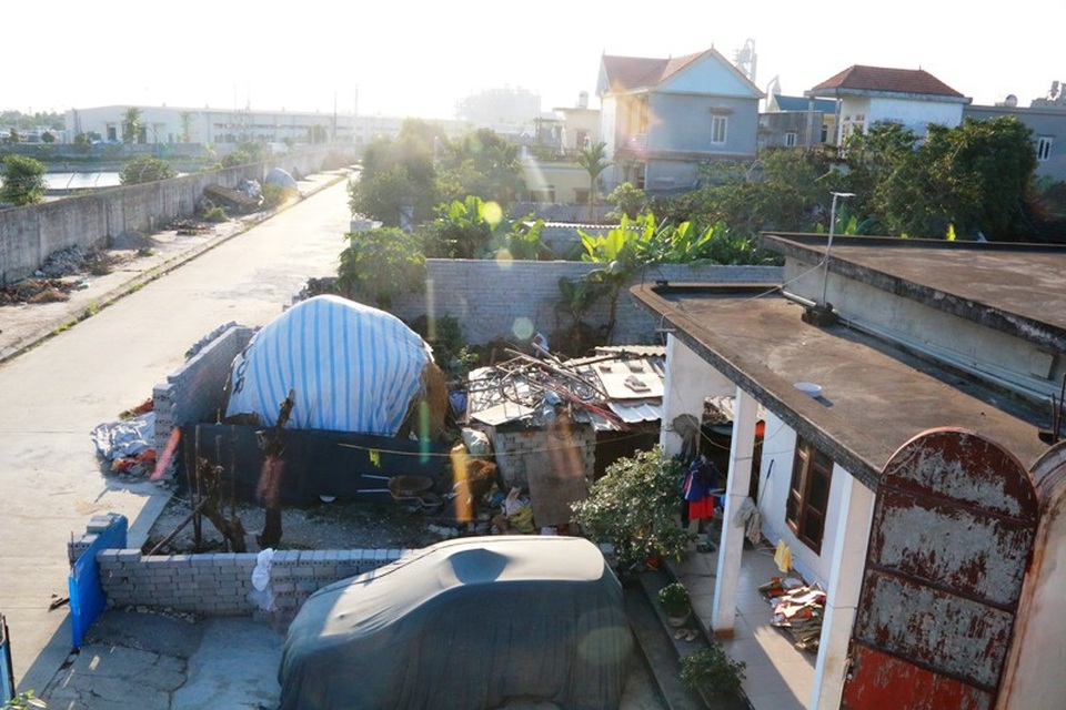 Ninh Bình: Bao giờ dân hết “kêu cứu” vì bị nhà máy xử lý nước thải trong KCN hành đến “ngộp thở”? - 5 Hàng chục hộ dân thôn Mướu Giáp cuộc sống bị đảo lộn vì nhà máy xử lý nước thải trong KCN Gián Khẩu.