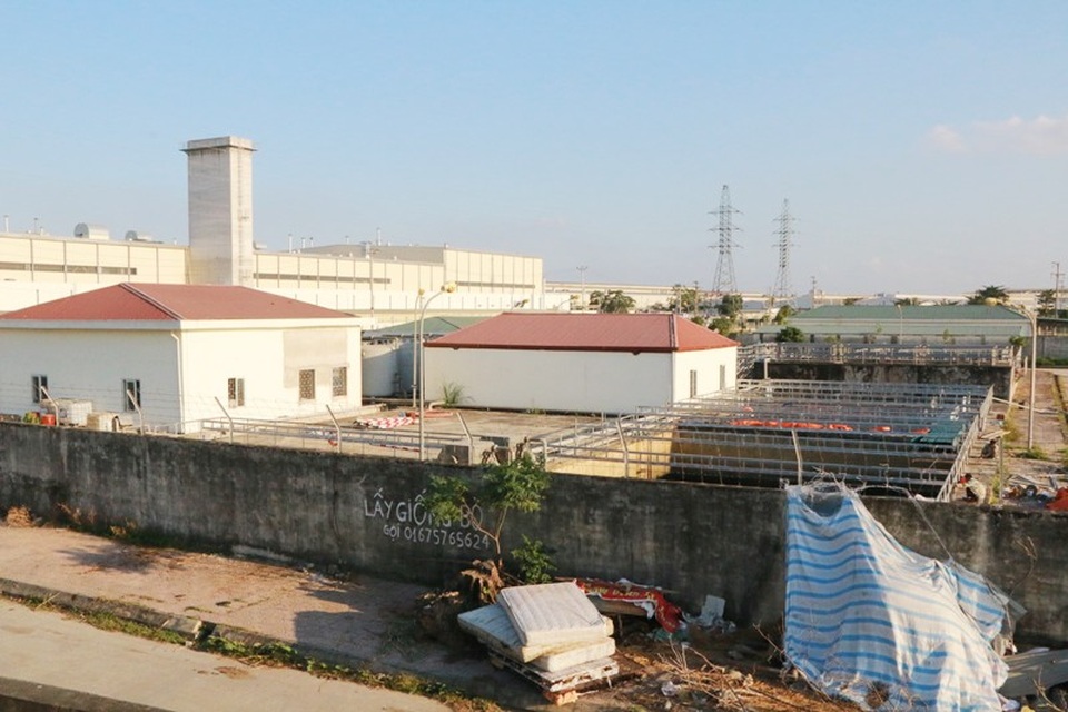 Ninh Bình: Bao giờ dân hết “kêu cứu” vì bị nhà máy xử lý nước thải trong KCN hành đến “ngộp thở”? - 1 Các bể chứa nước thải của nhà máy xử lý nước thải tập trung trong KCN Gián Khẩu nằm ngay sát khu dân cư, bốc mùi hôi thối hành dân trong thời gian dài.