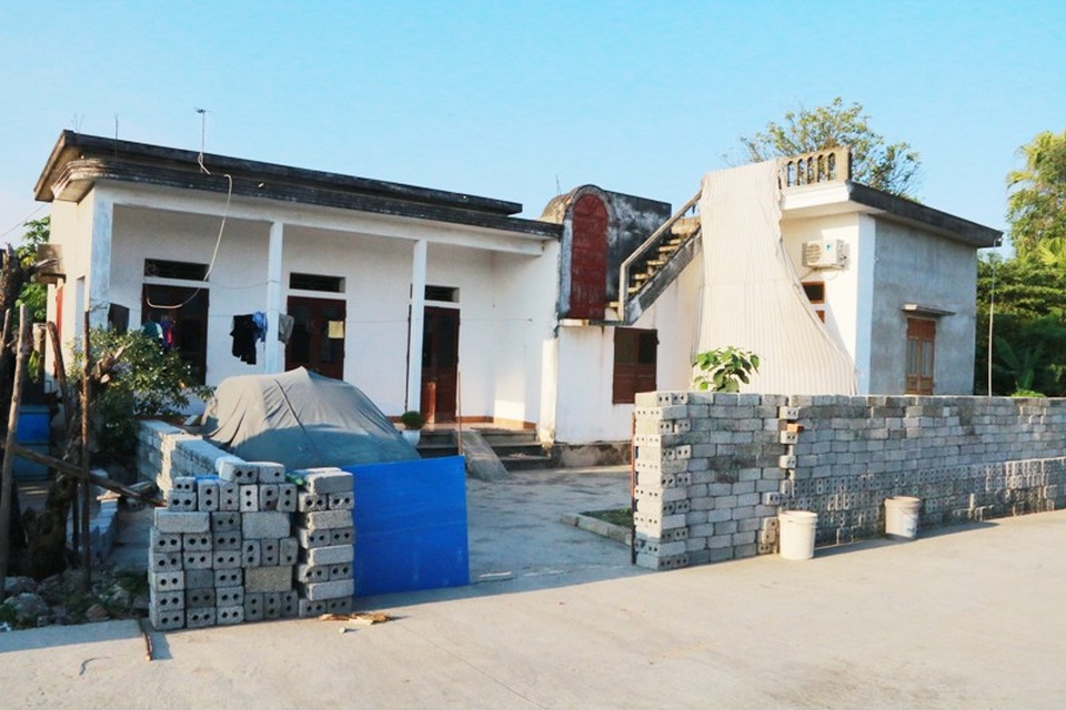 Ninh Bình: Bao giờ dân hết “kêu cứu” vì bị nhà máy xử lý nước thải trong KCN hành đến “ngộp thở”? - 2 Nhiều nhà dân phài đóng cửa thường xuyên vì không chịu được mùi hôi thối nồng nặc.