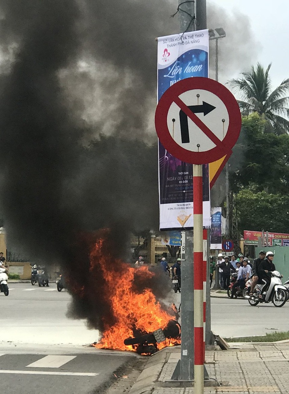 Chiếc xe nhanh chóng bị cháy rụi, trơ khung