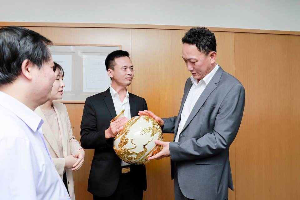Lộc Linh Tam Hợp, bí mật của người thành đạt - 1
Lộc Linh tam hợp đến tay Đại sứ Hàn Quốc tại Việt Nam.