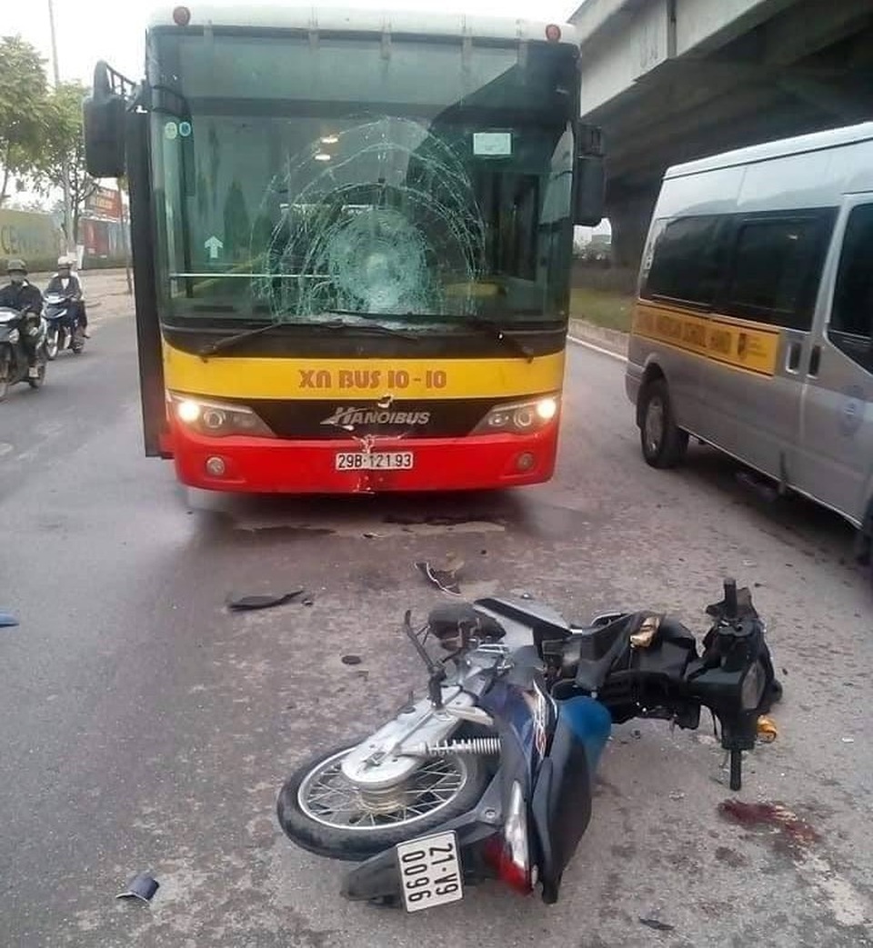 Chạy xe máy ngược chiều tông rạn đầu xe buýt, nam thanh niên tử vong - 1 Hiện trường vụ tai nạn xảy ra sáng nay (Ảnh: CTV).