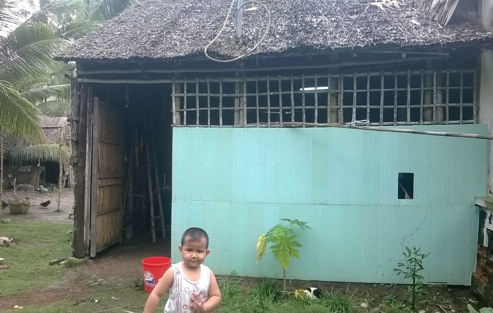 Thương cháu bé 3 lần cắt nội tạng vẫn chưa thoát khỏi tử thần - 11 Cả gia đình 4 người sống trong cái chòi vách lá này