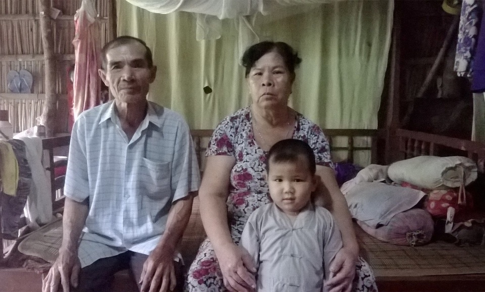 Thương cháu bé 3 lần cắt nội tạng vẫn chưa thoát khỏi tử thần - 10 Những ngày con được xuất viện, Đào gửi bé Huy cho ông bà ngoại chăm giùm để đi làm công nhân may ở Bình Dương