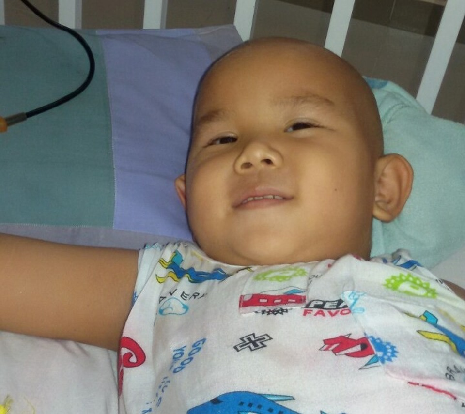 Thương cháu bé 3 lần cắt nội tạng vẫn chưa thoát khỏi tử thần - 9 Dù nằm yên trên giường bệnh hàng tiếng đồng hồ, Nhất Huy vẫn cười thật tươi để trấn an mẹ