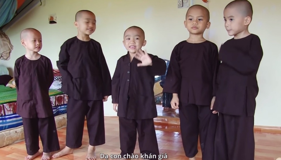 Hoàn cảnh đáng thương của 5 chú tiểu "ẵm" giải 100 triệu ở “Thách thức danh hài” - 1 Được biết, các bé đều là trẻ mồ côi và đang được nuôi dưỡng tại Tịnh thất Bồng Lai (191A ấp Lập Thành, xã Hòa Khánh Tây, huyện Đức Hòa, tỉnh Long An).